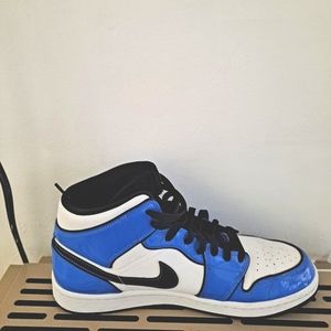 NWOT Jordan men se signature blue